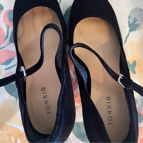 Torrid Velvet Pumps Size 11 Wide Black - Picture 8 of 11